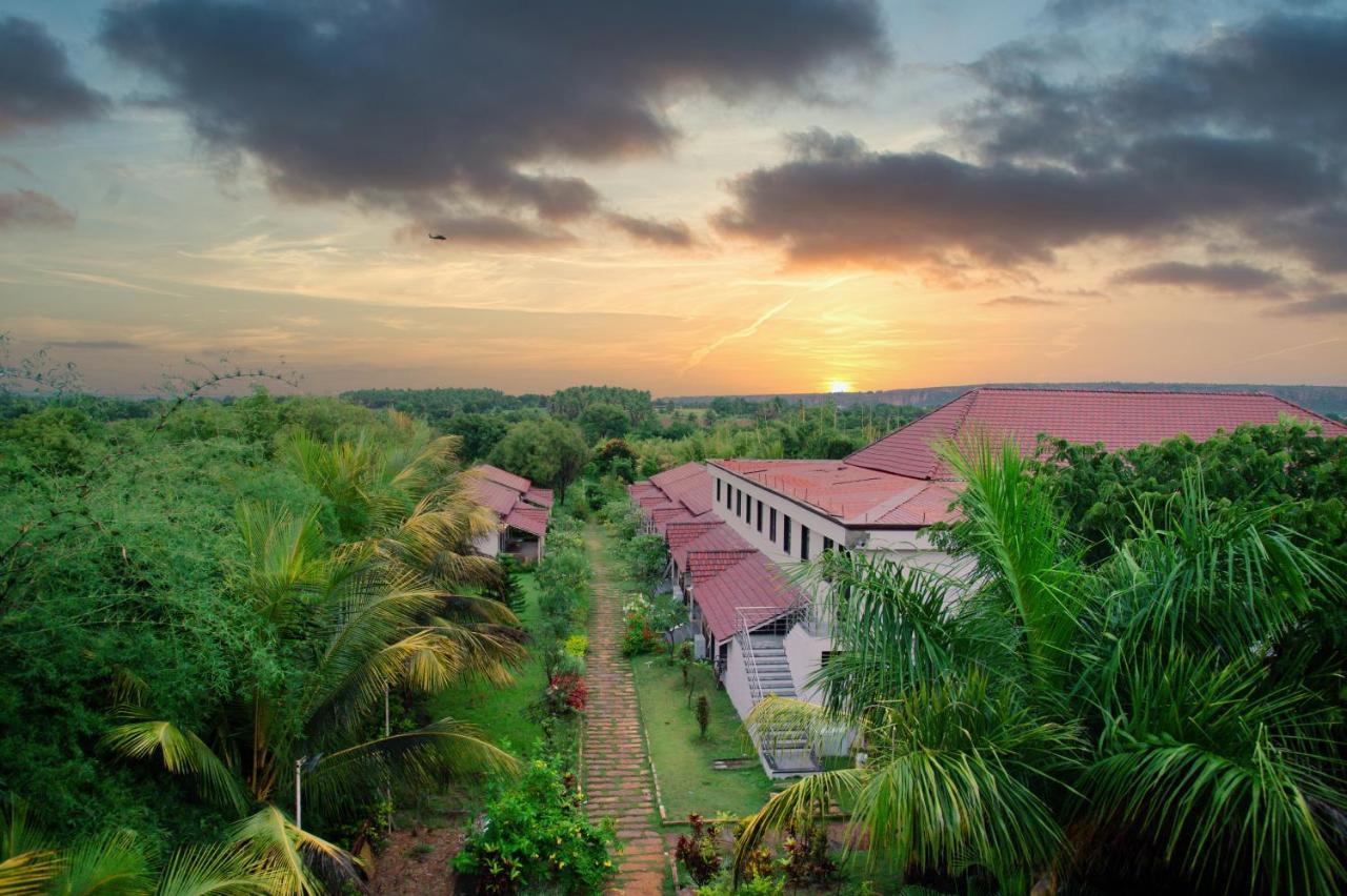 Sterling Banashree Badami Hotel Buitenkant foto