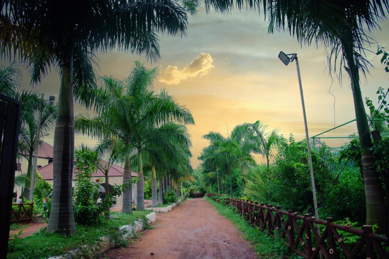 Sterling Banashree Badami Hotel Buitenkant foto