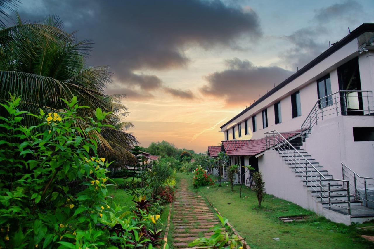 Sterling Banashree Badami Hotel Buitenkant foto
