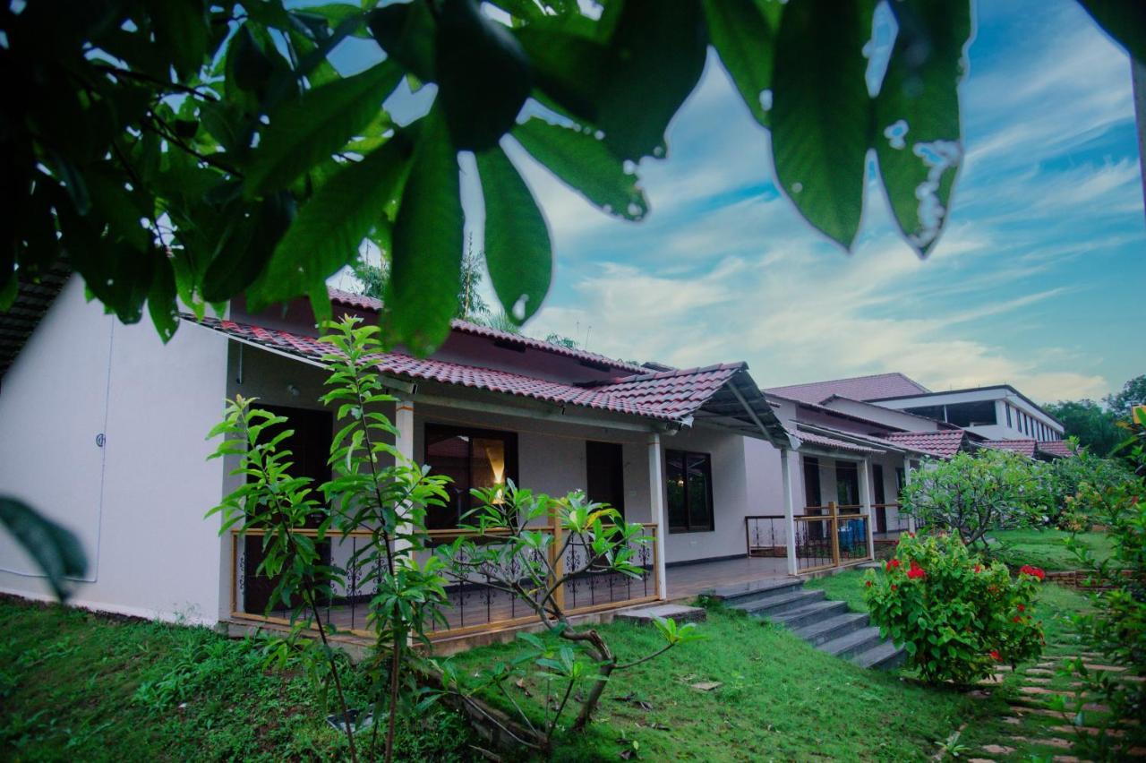 Sterling Banashree Badami Hotel Buitenkant foto