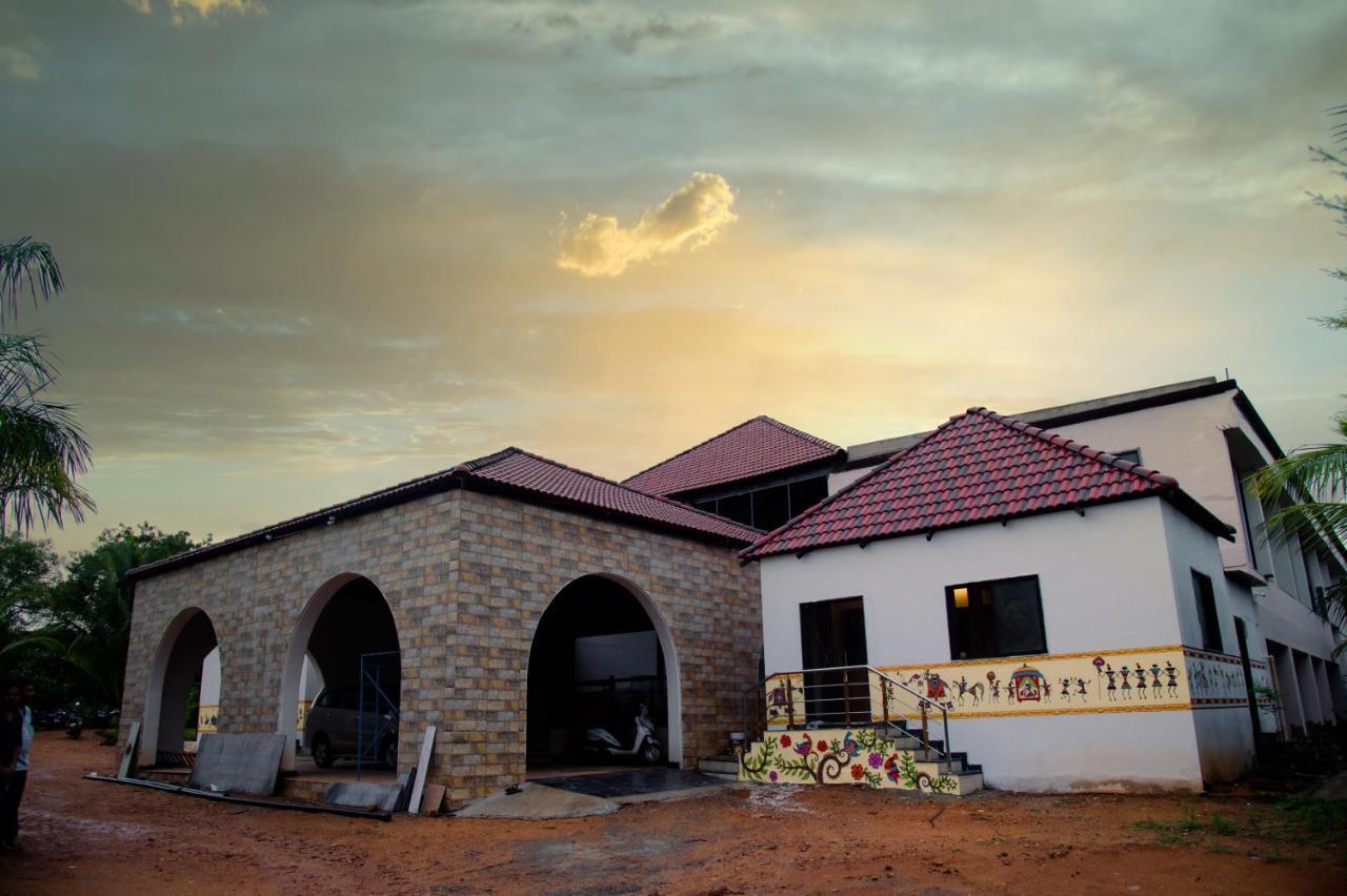 Sterling Banashree Badami Hotel Buitenkant foto