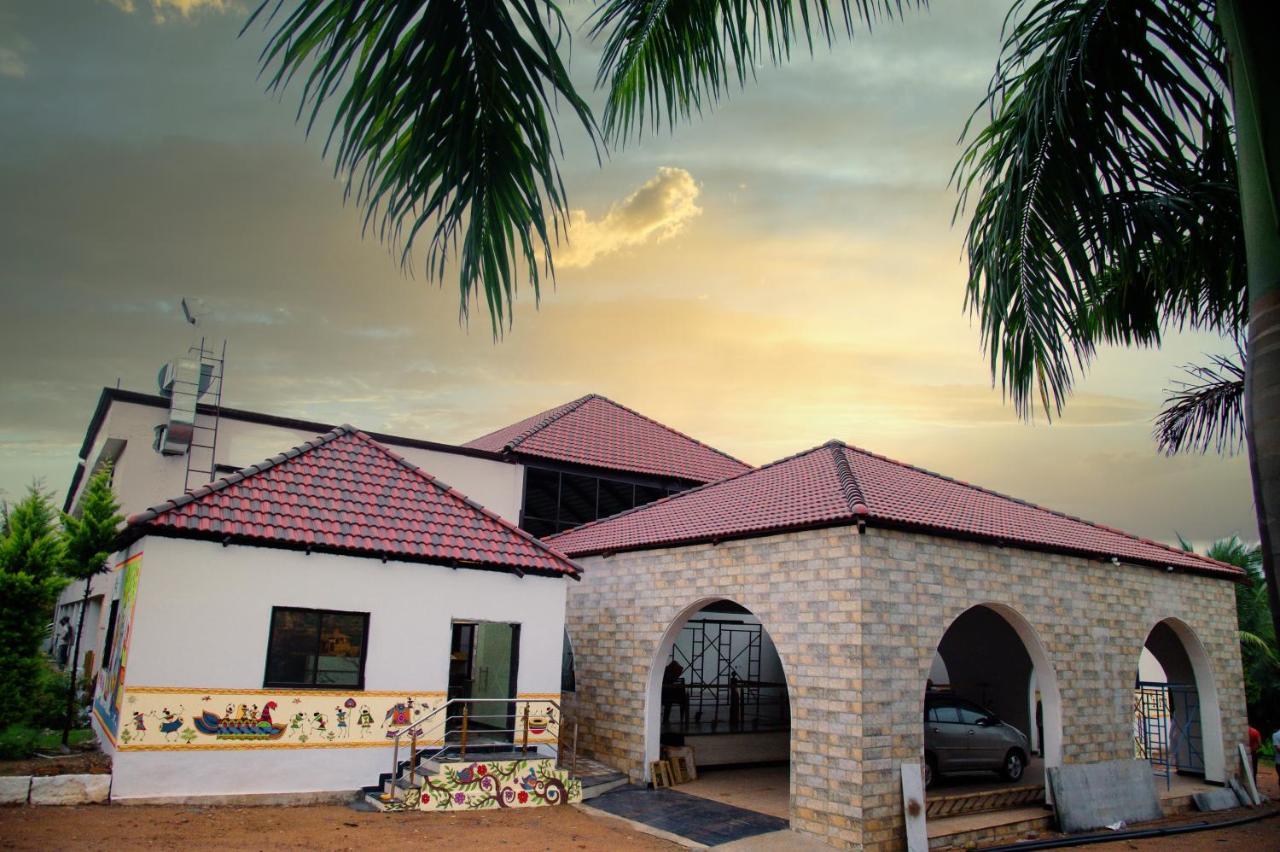 Sterling Banashree Badami Hotel Buitenkant foto