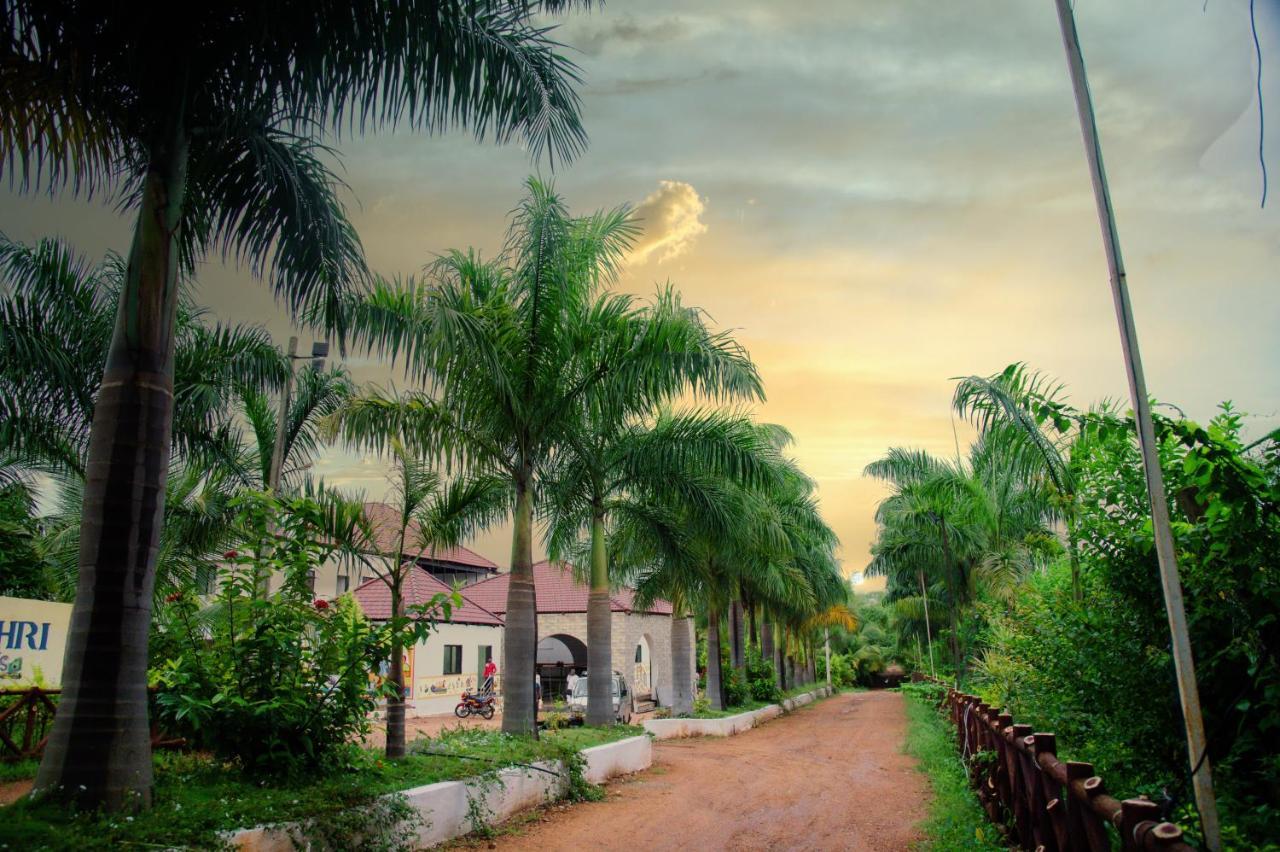 Sterling Banashree Badami Hotel Buitenkant foto