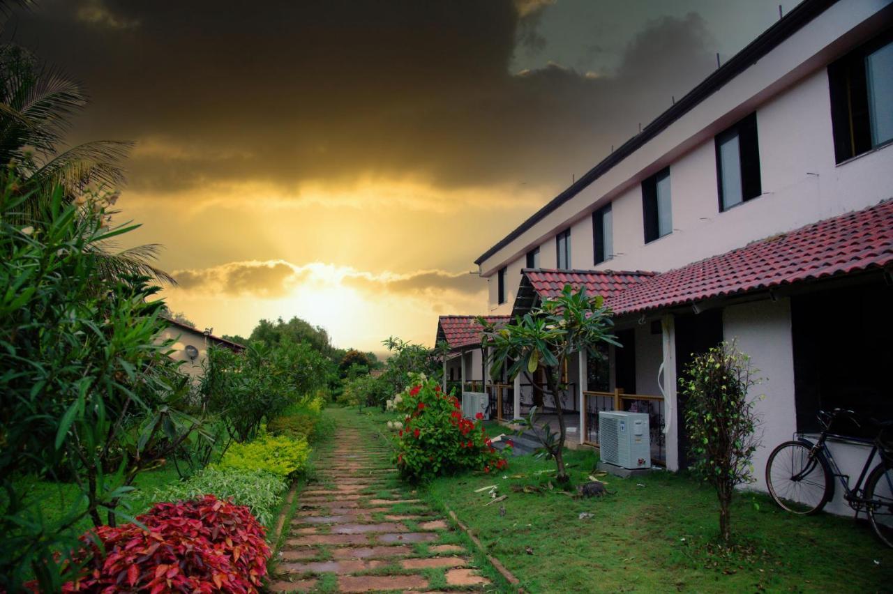 Sterling Banashree Badami Hotel Buitenkant foto