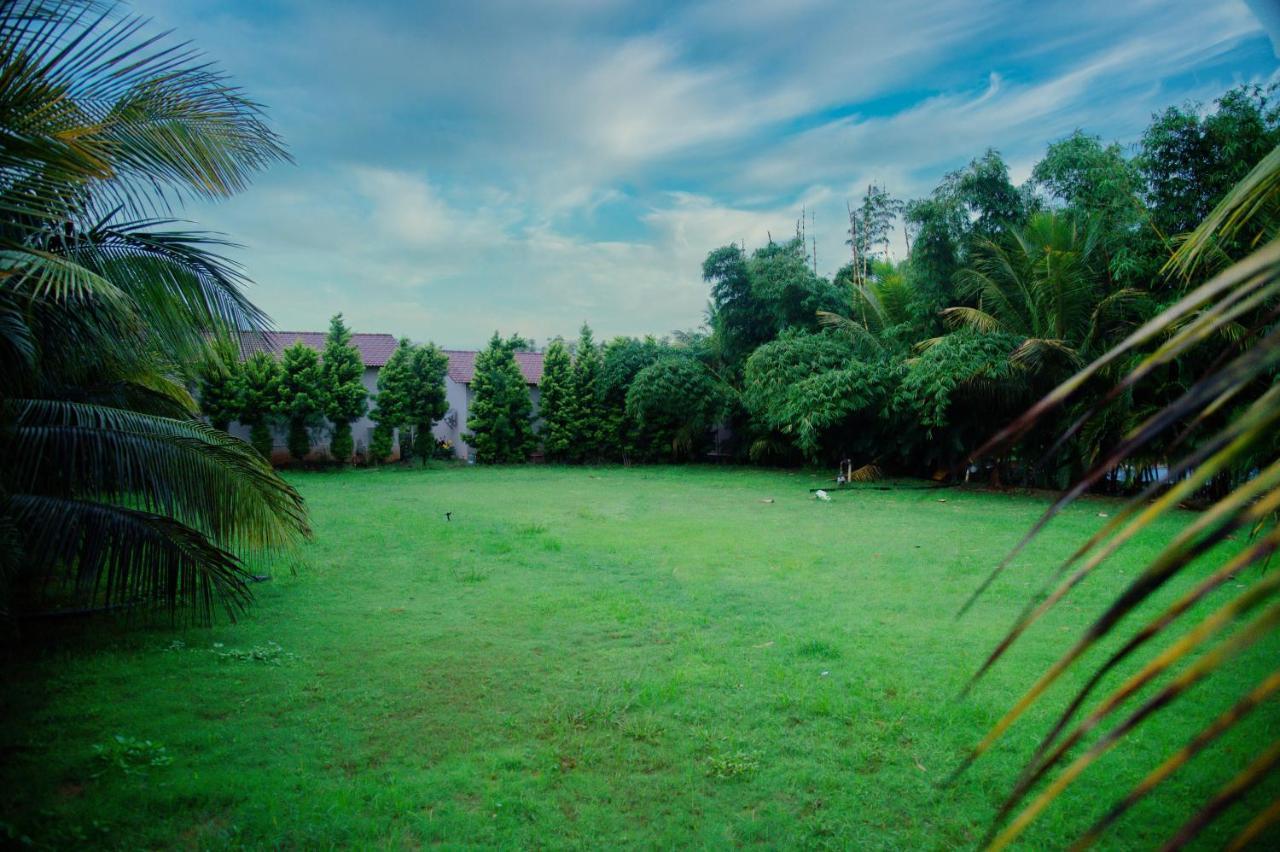 Sterling Banashree Badami Hotel Buitenkant foto