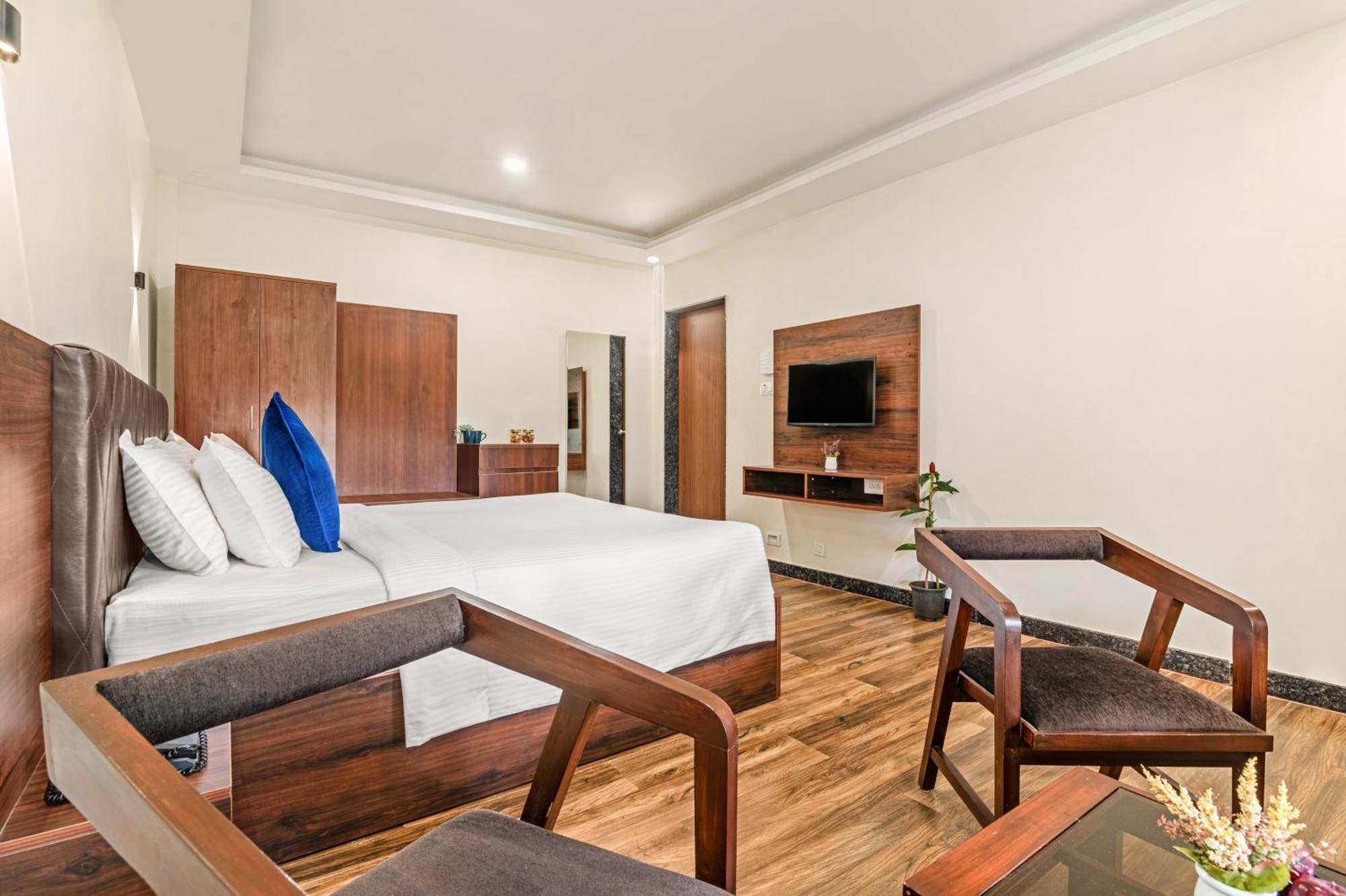 Sterling Banashree Badami Hotel Buitenkant foto