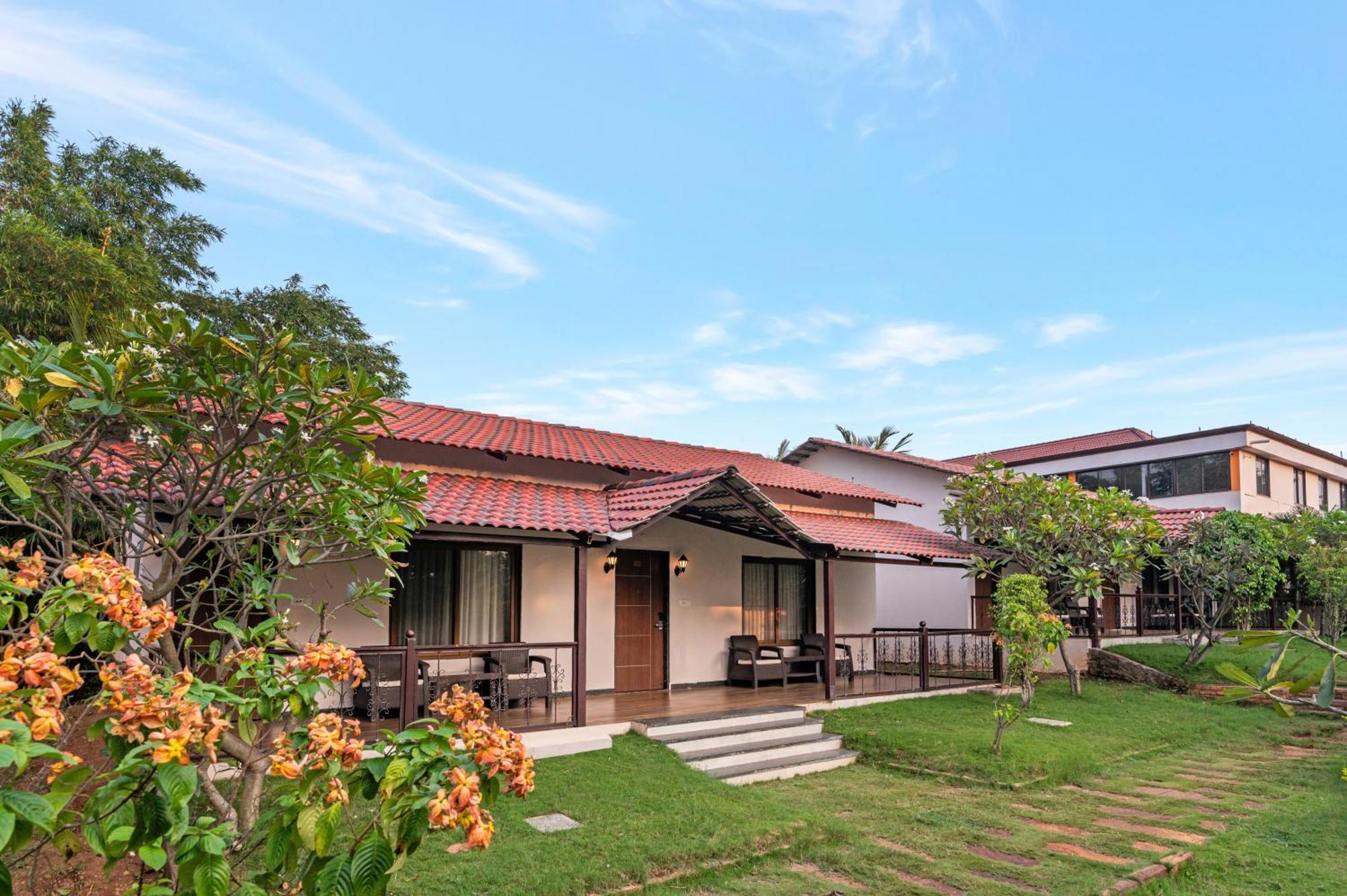 Sterling Banashree Badami Hotel Buitenkant foto