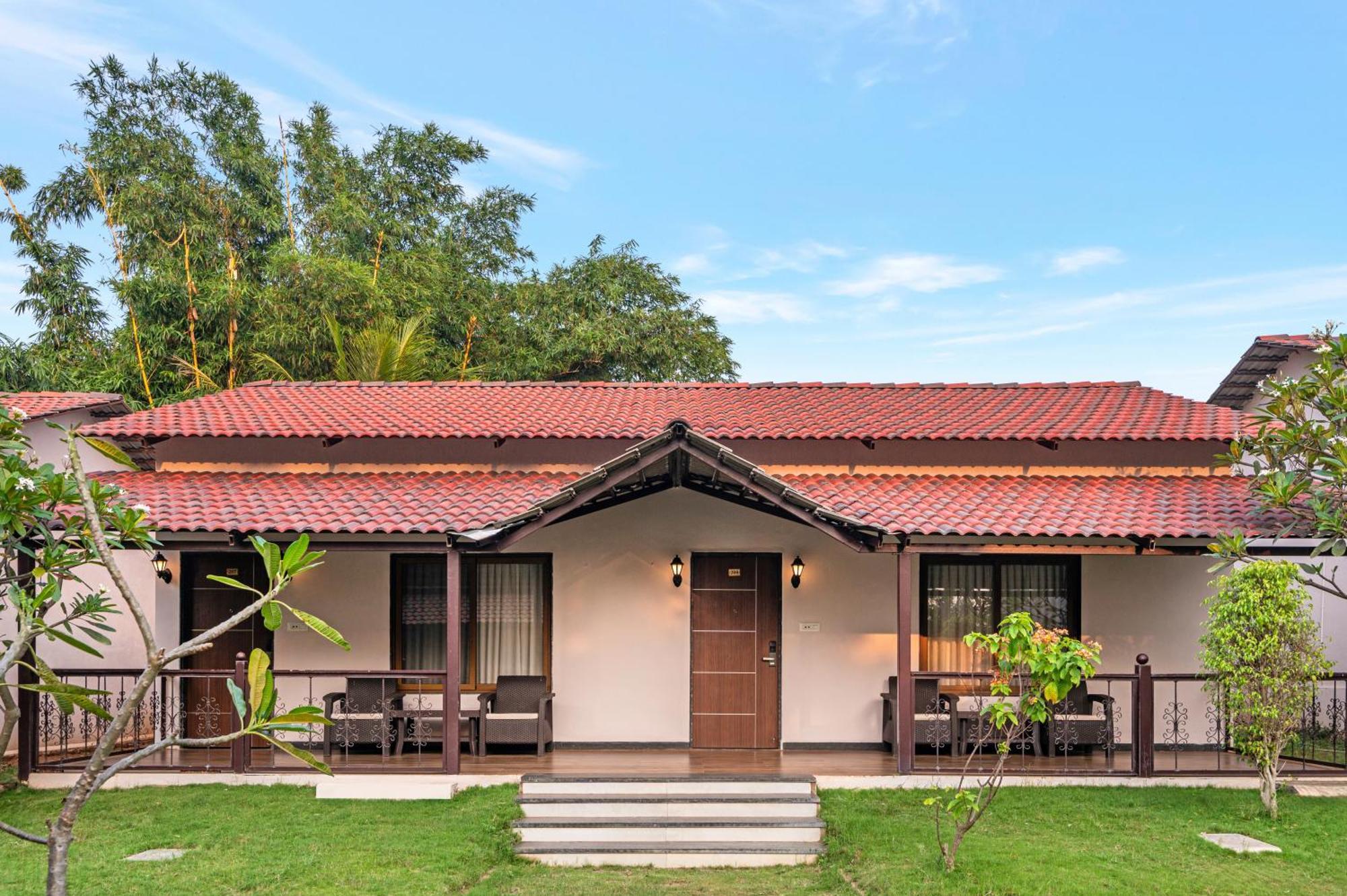 Sterling Banashree Badami Hotel Buitenkant foto