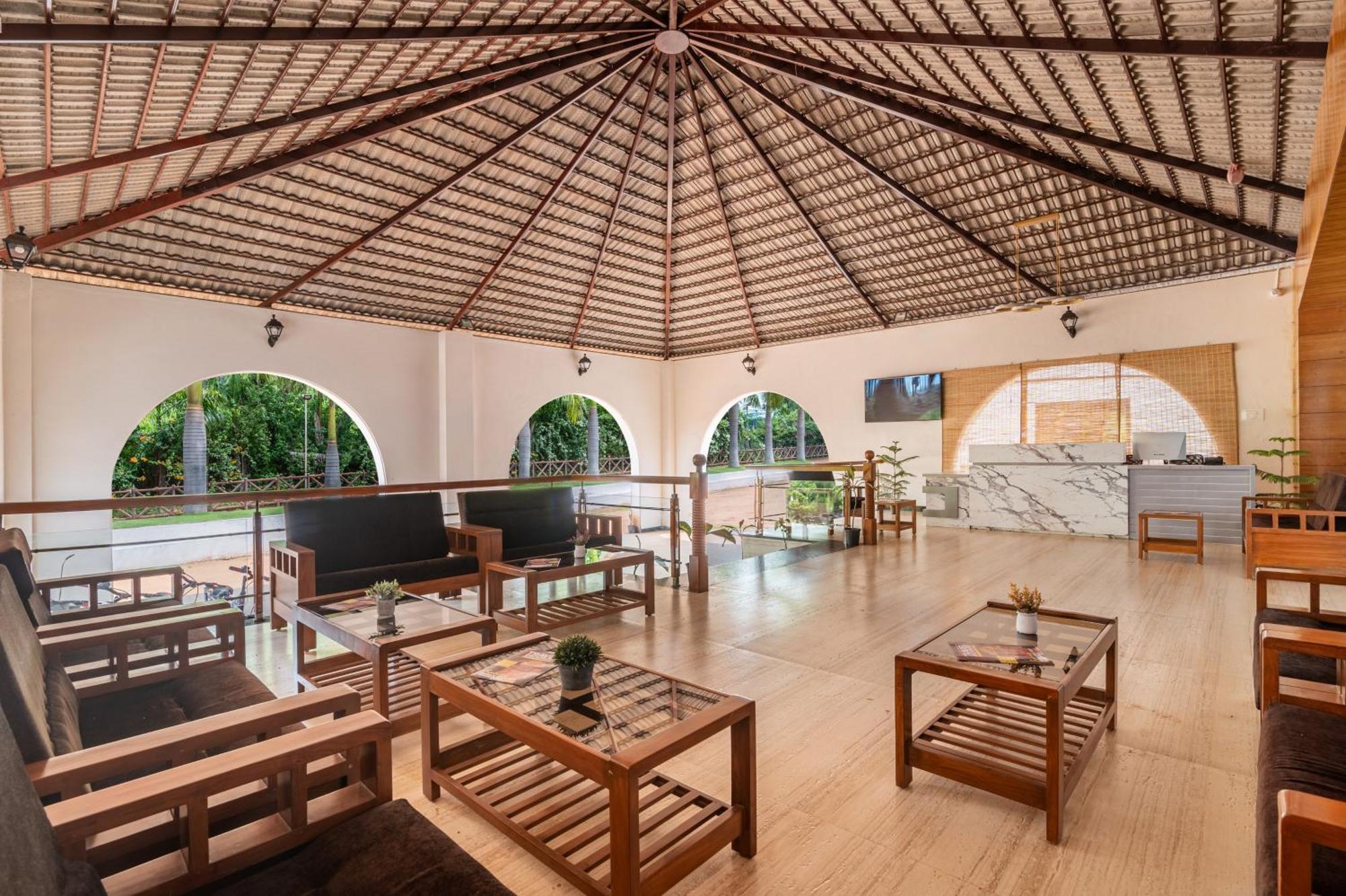 Sterling Banashree Badami Hotel Buitenkant foto