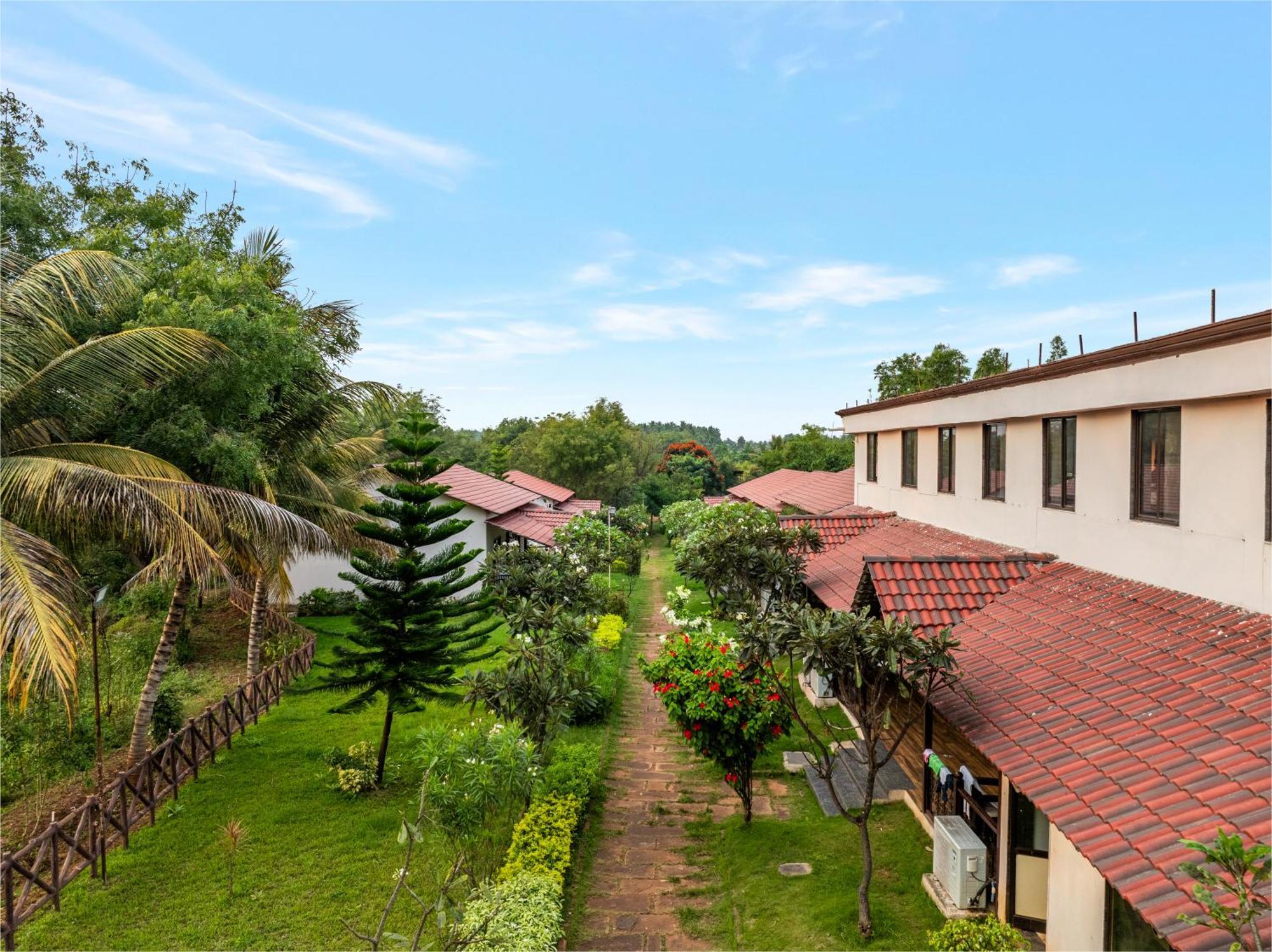 Sterling Banashree Badami Hotel Buitenkant foto